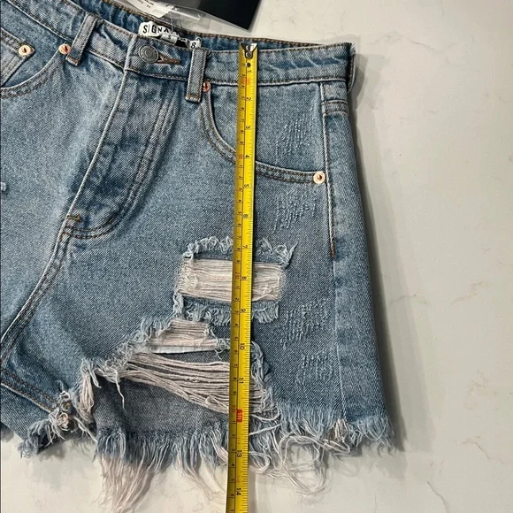 NWT Women's Ripped Jean Shorts - Size Small - Picture 4 of 5